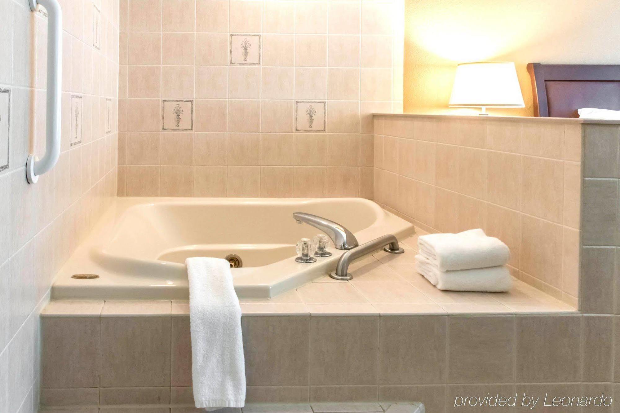 Pocono & Conference Center - Pocono Mountains Hotel 2*